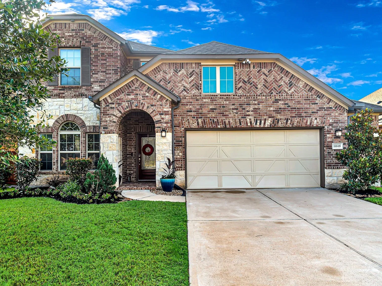 5 bed, 3.5 bath, 3070 sqft, $4,000 — Photo 2