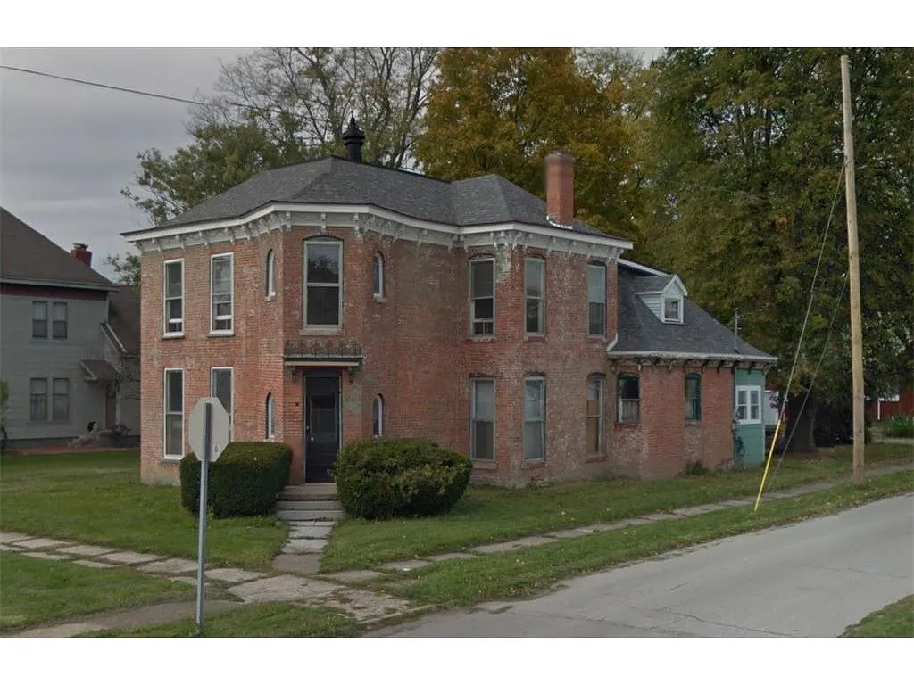 104 W Main St photo 1