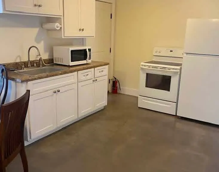 910 Lewis Dr — Photo 4