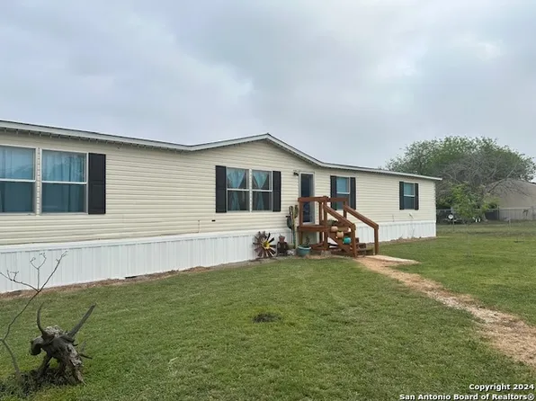 407 CHESTNUT ST, Jourdanton, TX 78026
