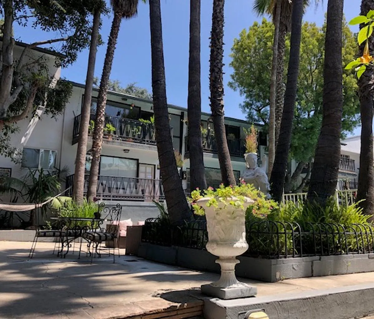 Hillside Courtyard — Photo 1