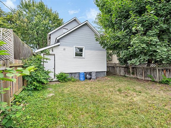 5th image of 418 Caron Ave