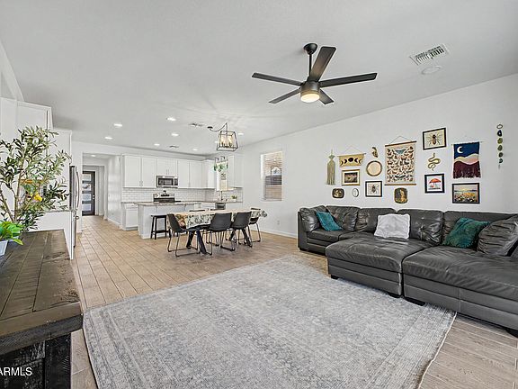 5th image of 752 E CONSTITUTION Drive