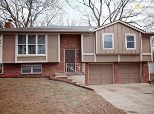 125 SE Castlerock Dr, Blue Springs, MO 64014