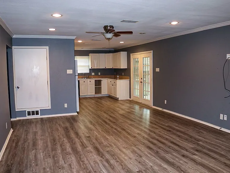 775 Briarwood Ln — Photo 2