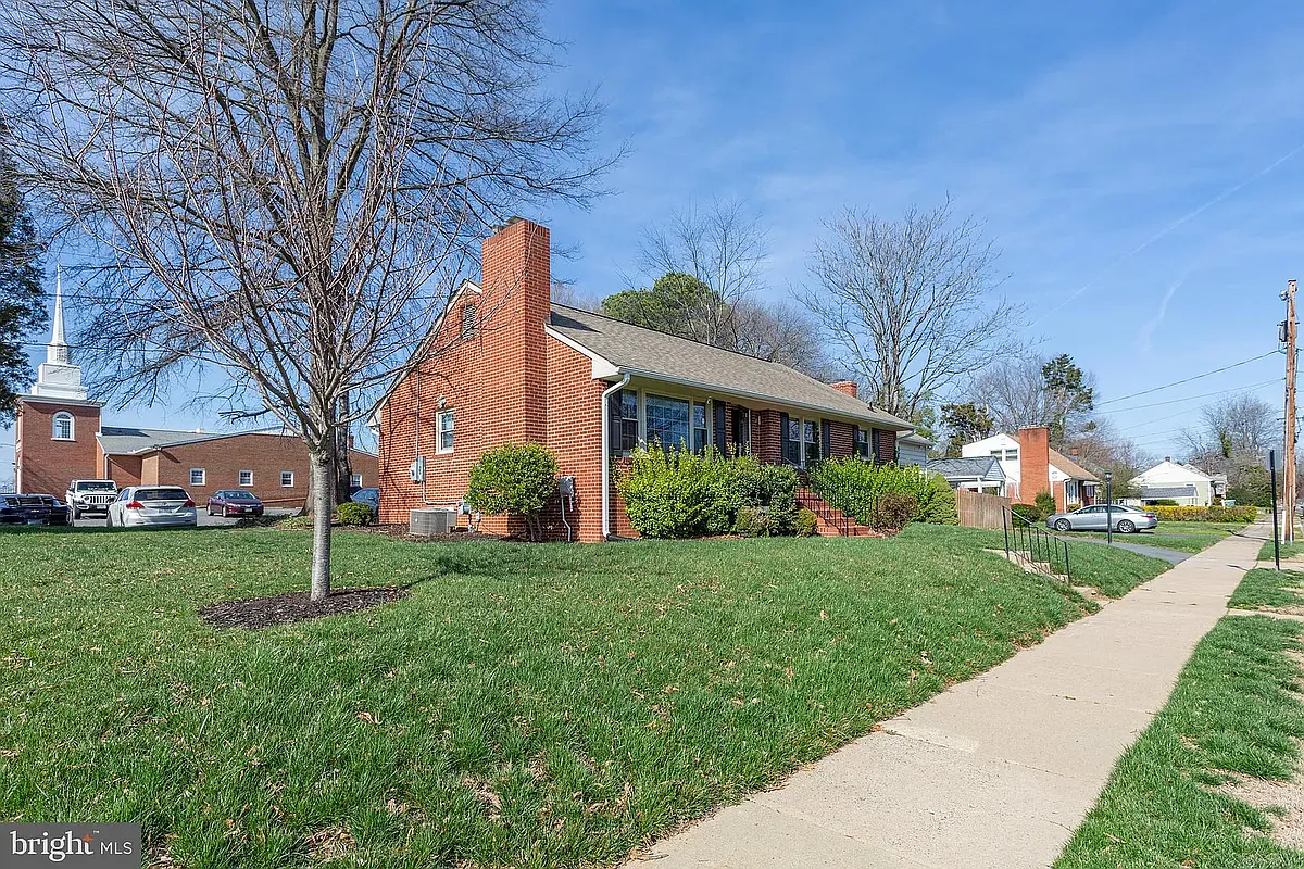 Building Photo - 1321 Rowe St #B