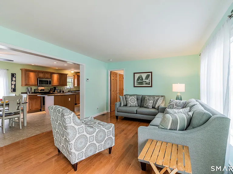 4 Sunrise Ave — Photo 2
