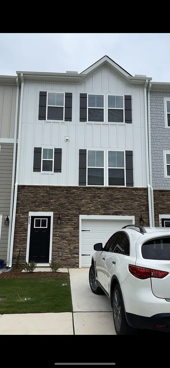 Building Photo - 823 Parc Townes Dr