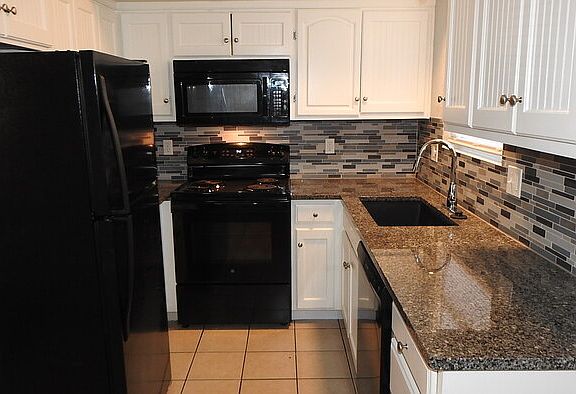 3rd image of 620 N Hocker Ave #B