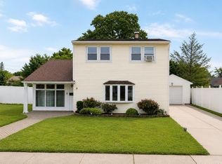 5 Regina St, Hicksville, NY 11801