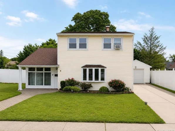 5 Regina St, Hicksville, NY 11801