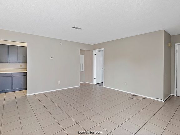 5th image of 1112 Autumn Cir #A-d