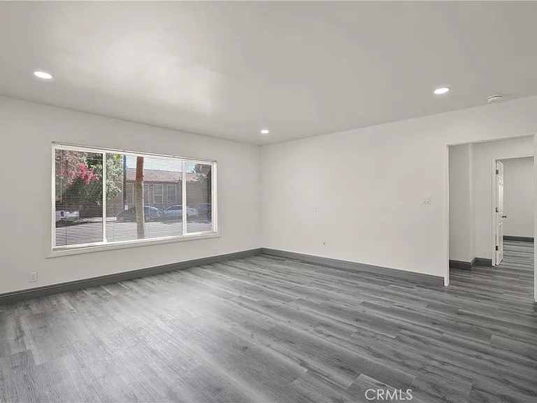 14335 Hamlin St — Photo 7