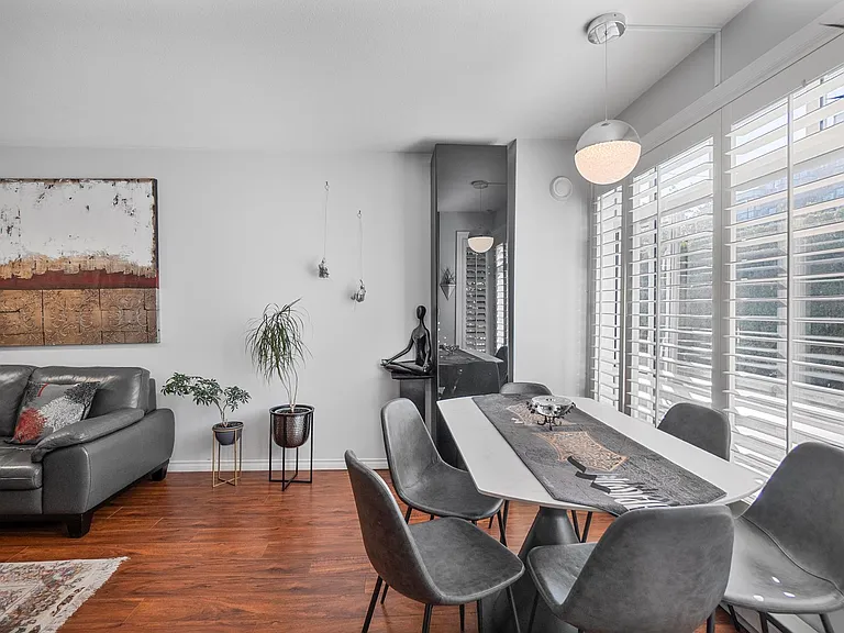 2106 Yew St — Photo 5