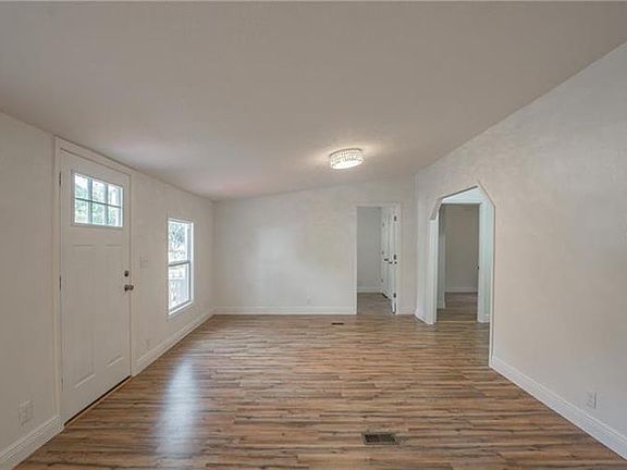 5th image of 10901 Ross St