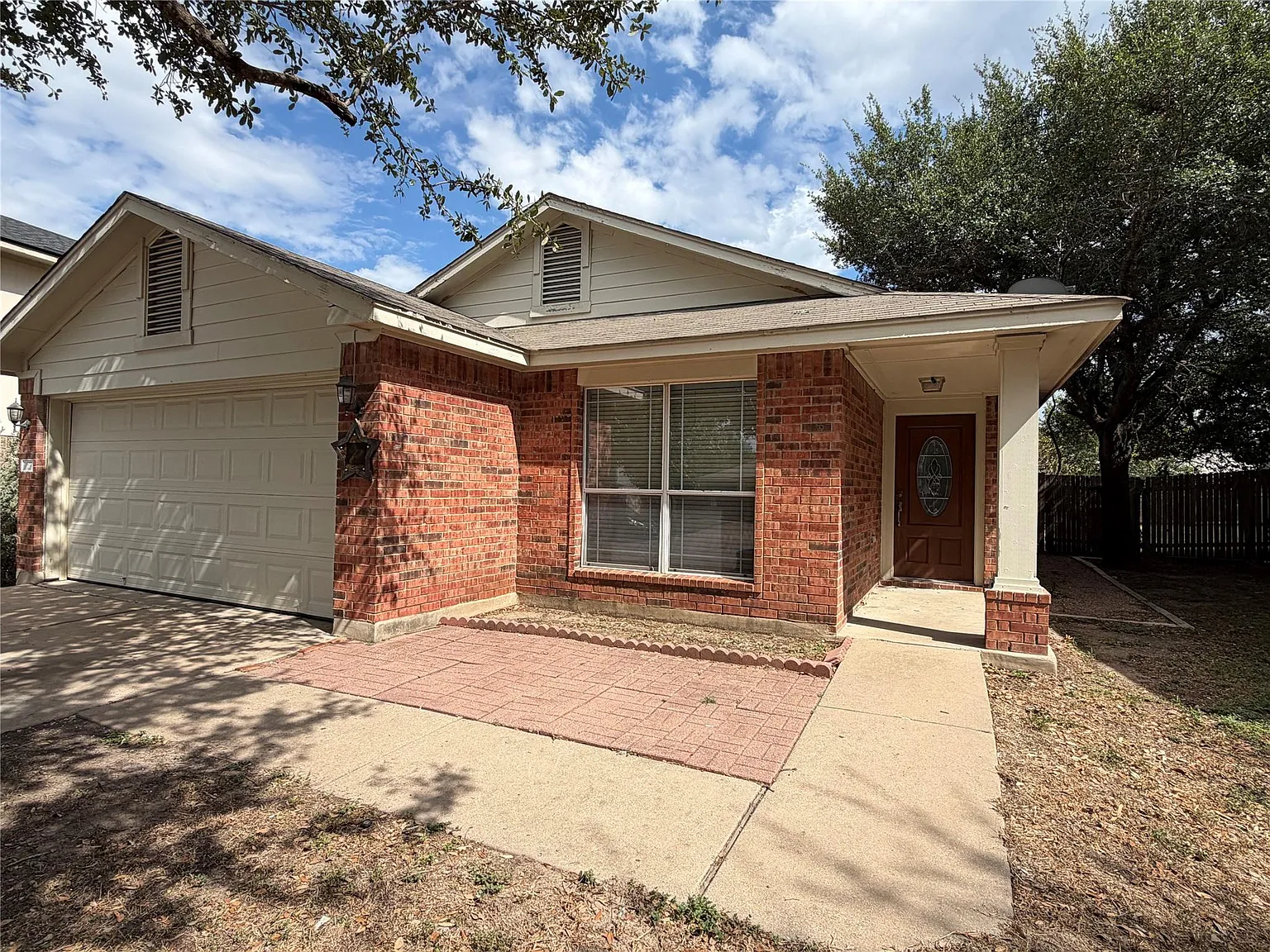 3 bed, 2.0 bath, 1355 sqft, $2,000 — Photo 2