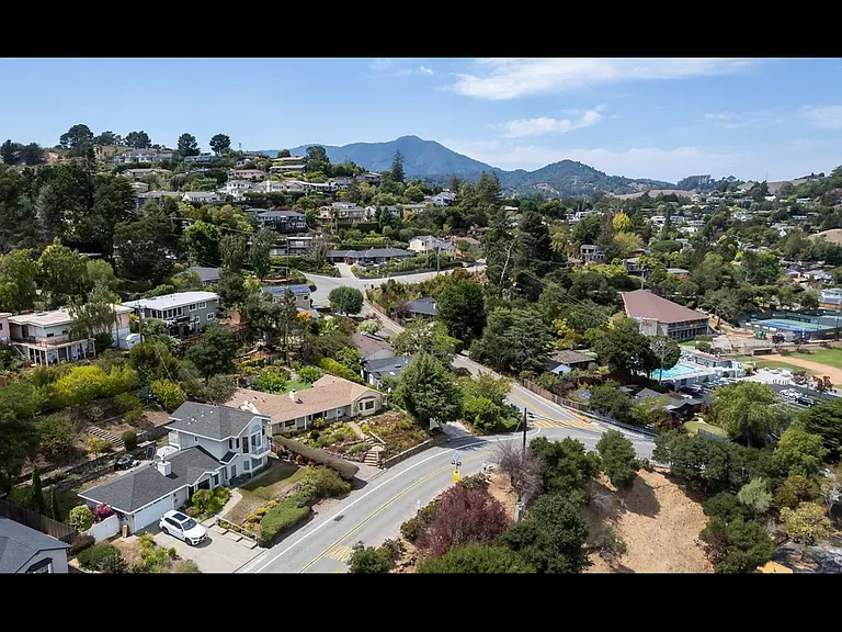 202 E Strawberry Dr — Photo 19