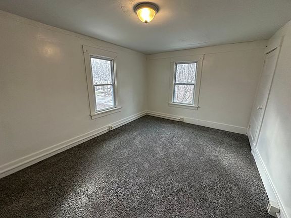 3rd image of 696 Gaylord Ave #696