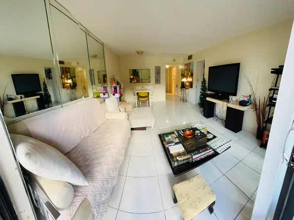 6880 Abbott Ave APT 208, Miami Beach, FL 33141