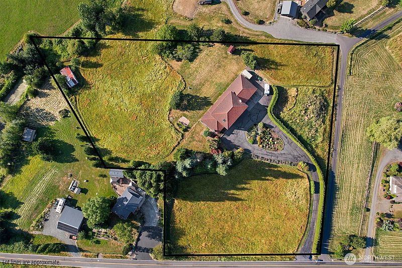 3rd image of 2752 Douglas Road