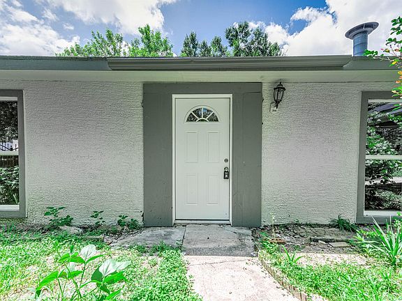 3rd image of 1305 Winchester Dr