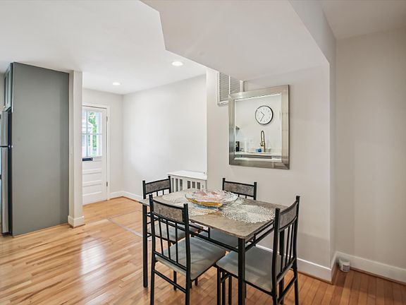 5th image of 207 Clay St