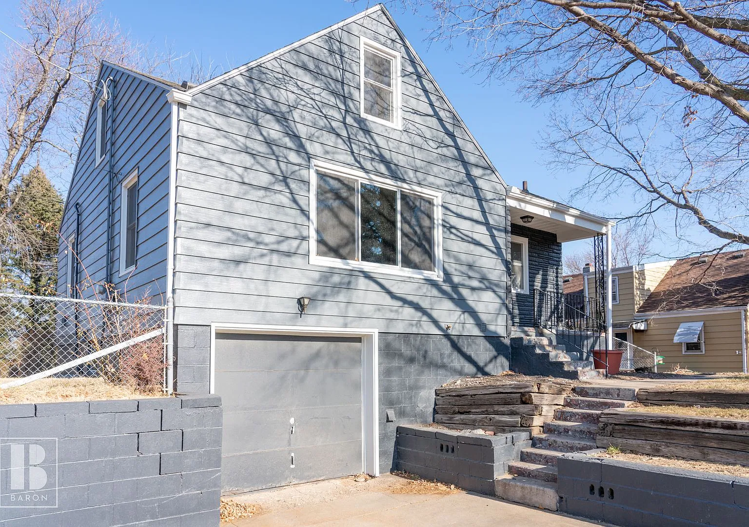 Newly remodeled 4-bedroom house & fully fenced yard! — Photo 2