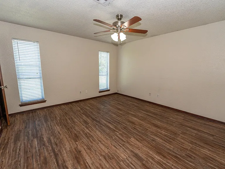 2260 Houston Ave — Photo 11
