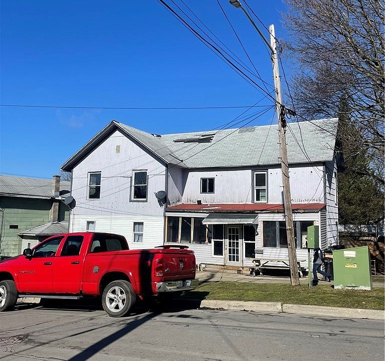 1st image of 211 E 8th St