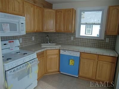 3rd image of 125 Manhattan Ave