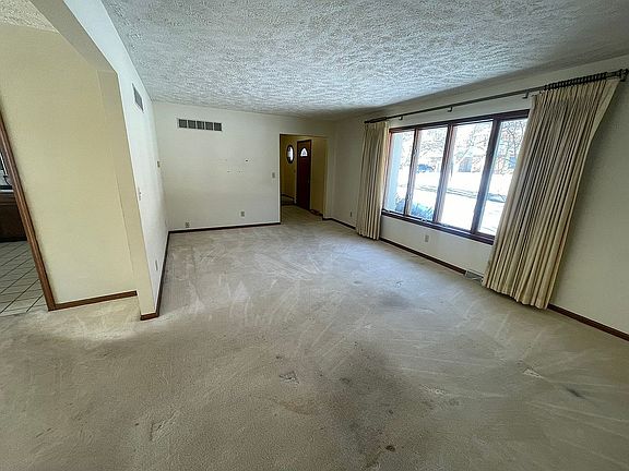 4th image of 4003 Oak Grove Dr