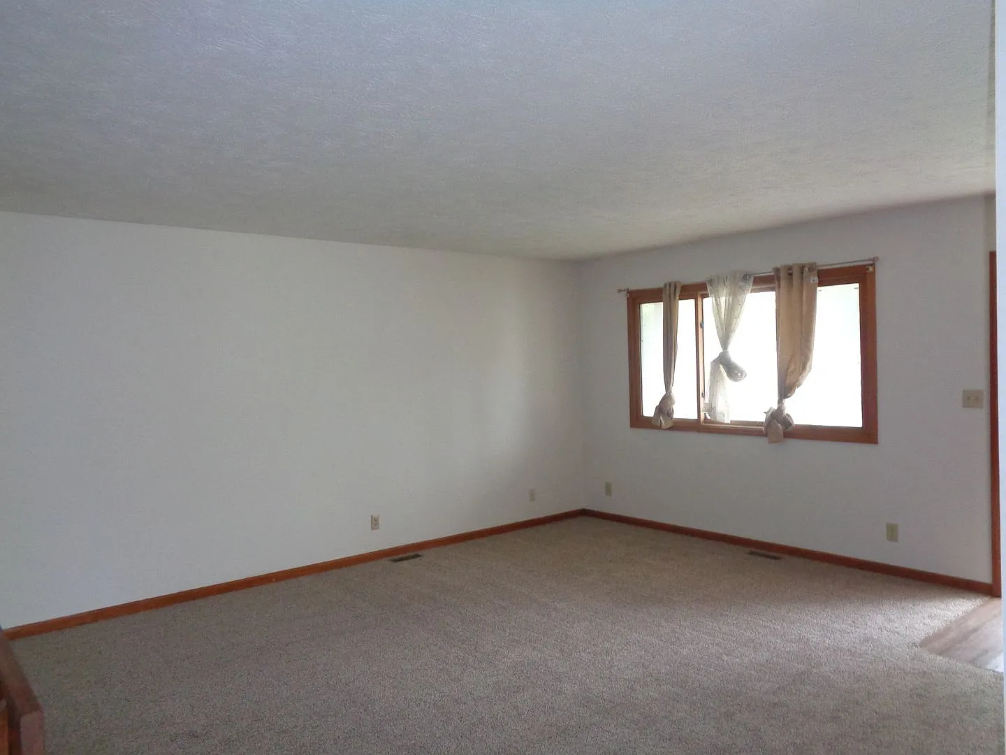Spacious 3-Bedroom Home with Fenced Yard $1,700/mo — Photo 1