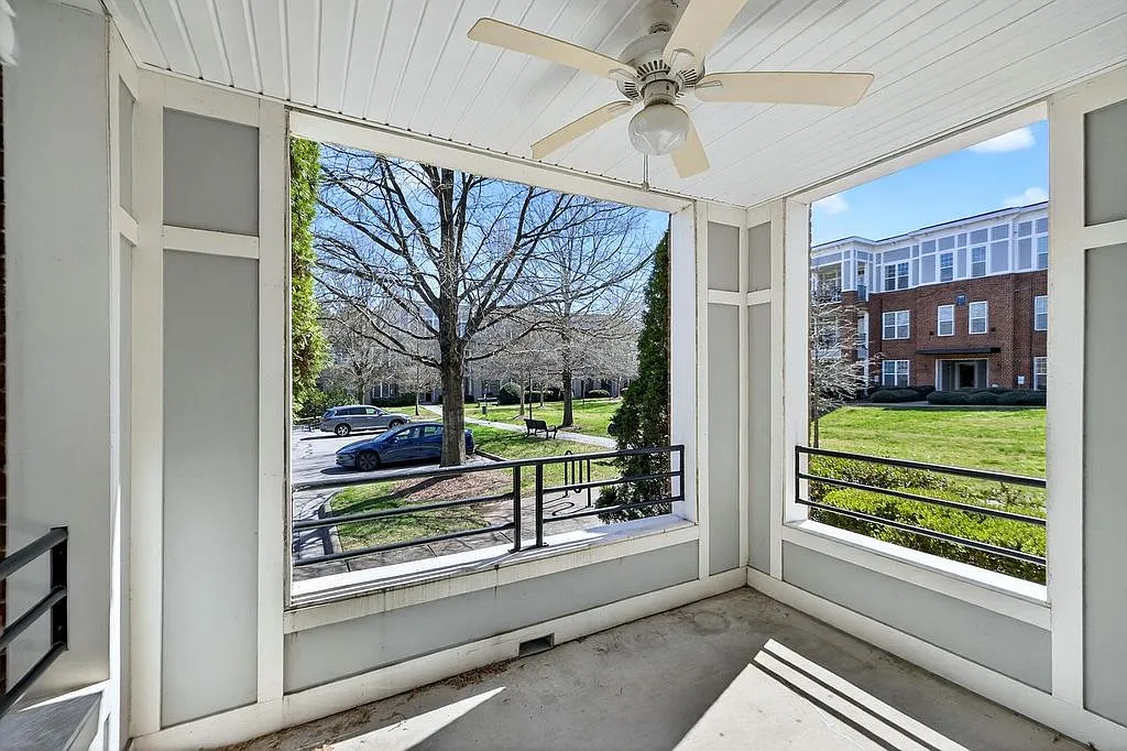 1 bed, 1.5 bath, 1040 sqft, $1,300 — Photo 2