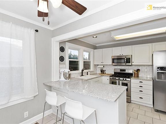 5th image of 303 E 66th St