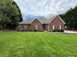 364 Knollcrest Dr, Pinnacle, NC 27043