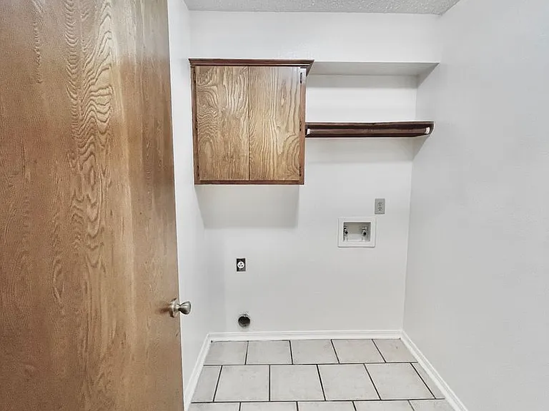 300 Chalmette Dr — Photo 8