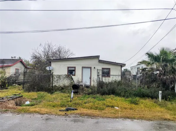 4718 Crane St, Hitchcock, TX 77563