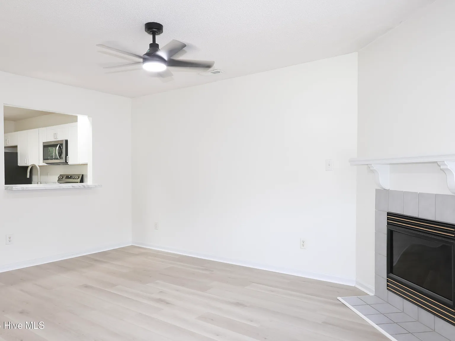 2 bed, 2.5 bath, 992 sqft, $1,300 — Photo 2
