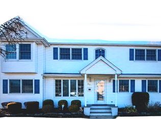 820 Tanglewood Rd, West Islip, NY 11795