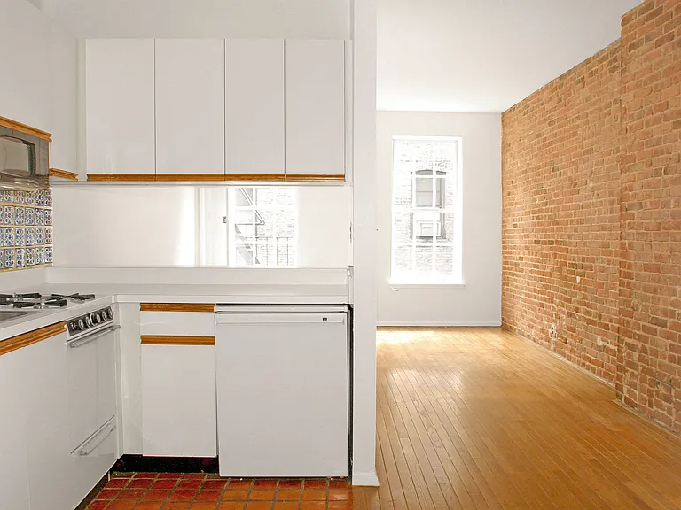322 E 81st St #4RW — Photo 2