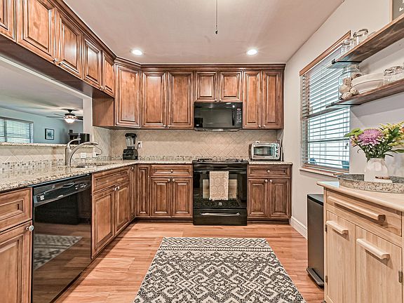 4th image of 801 E Lindenwood Cir