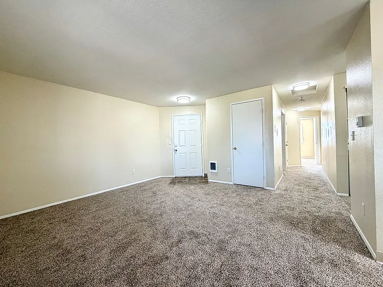 0174-06PP Lindsey Anne Apartments — Photo 3