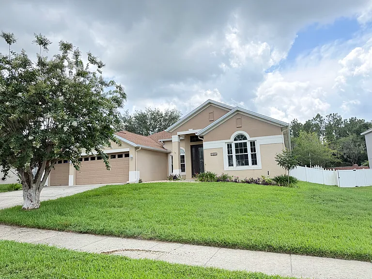 2413 Prairie View Dr — Photo 3