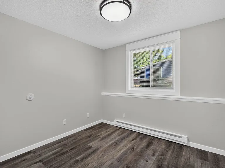 2bed 1 bath Unit in quiet Clive location — Photo 28