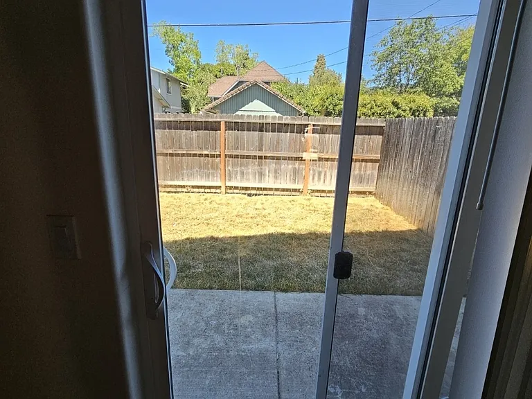 304 SE L St — Photo 6