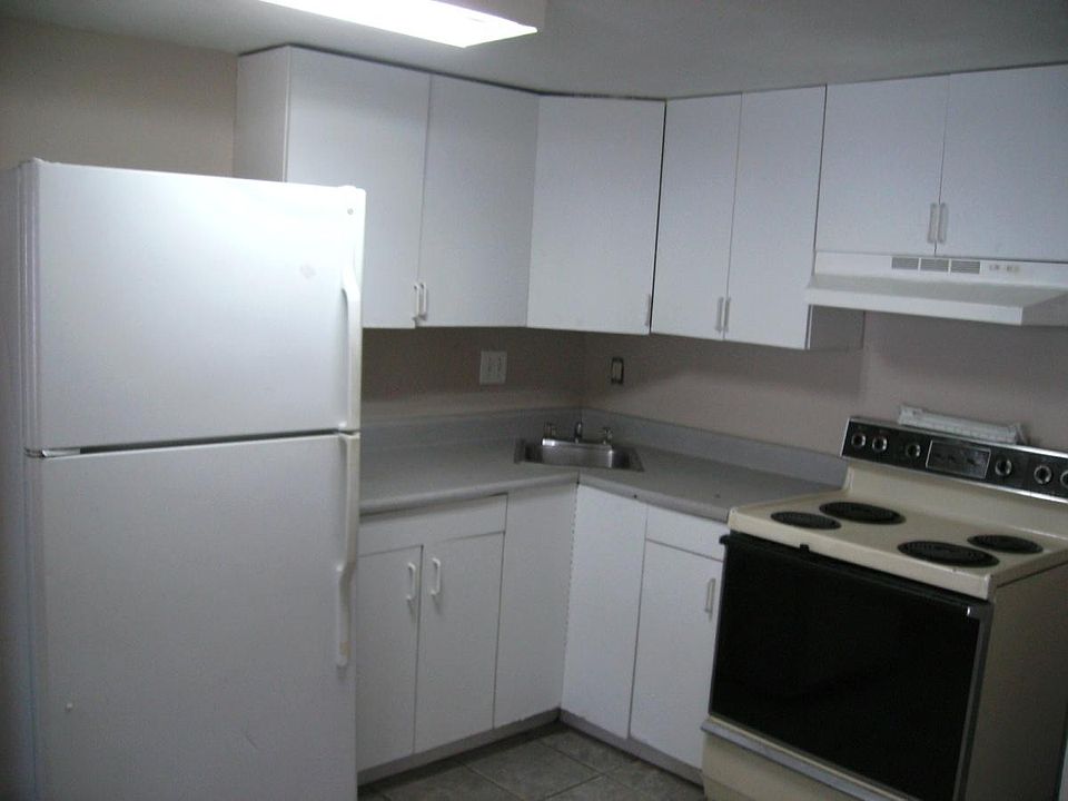 2nd image of 108 Oak St