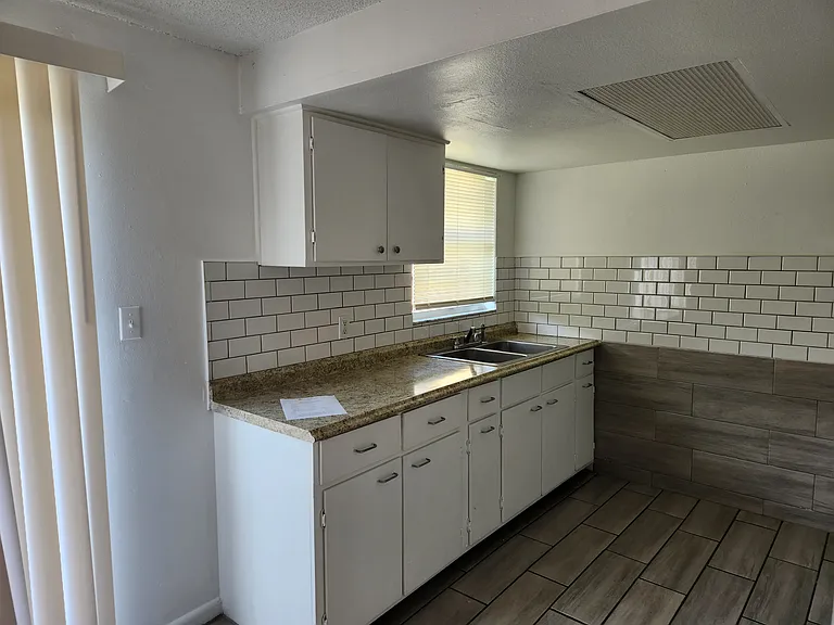 15530 N Nebraska Ave #B — Photo 3