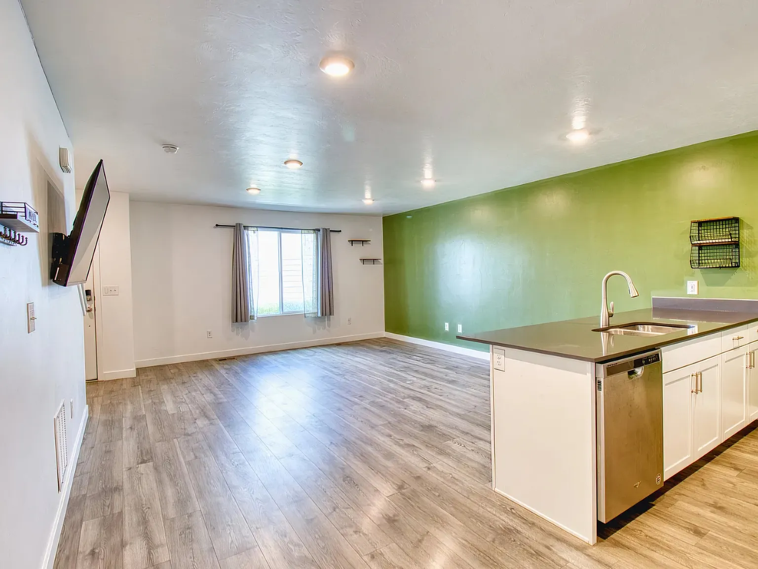 6311 N Cam Ct — Photo 2