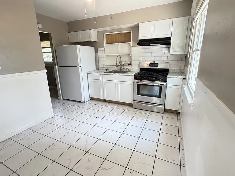 1143 Laredo Ave — Photo 5