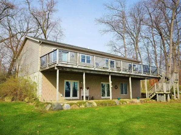 6463 Hartwood Dr, Fenton, MI 48430